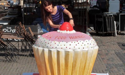 Worlds-largest-cupcake-001