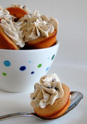 cinnamon sour cream cupcakes